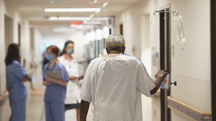 Paciente caminando por pasillo de hospital